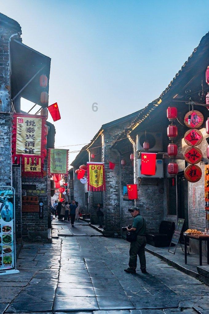 李嘉欣夫妇现身马场观赛,两人十指紧扣很恩爱,没拉头马仍是焦点