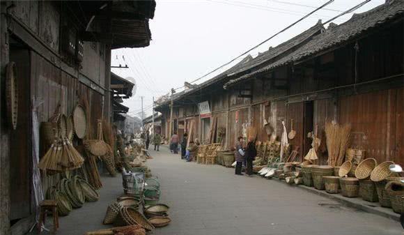 61岁喜剧大师新片撞上《年会不能停》，票房仅1.3万