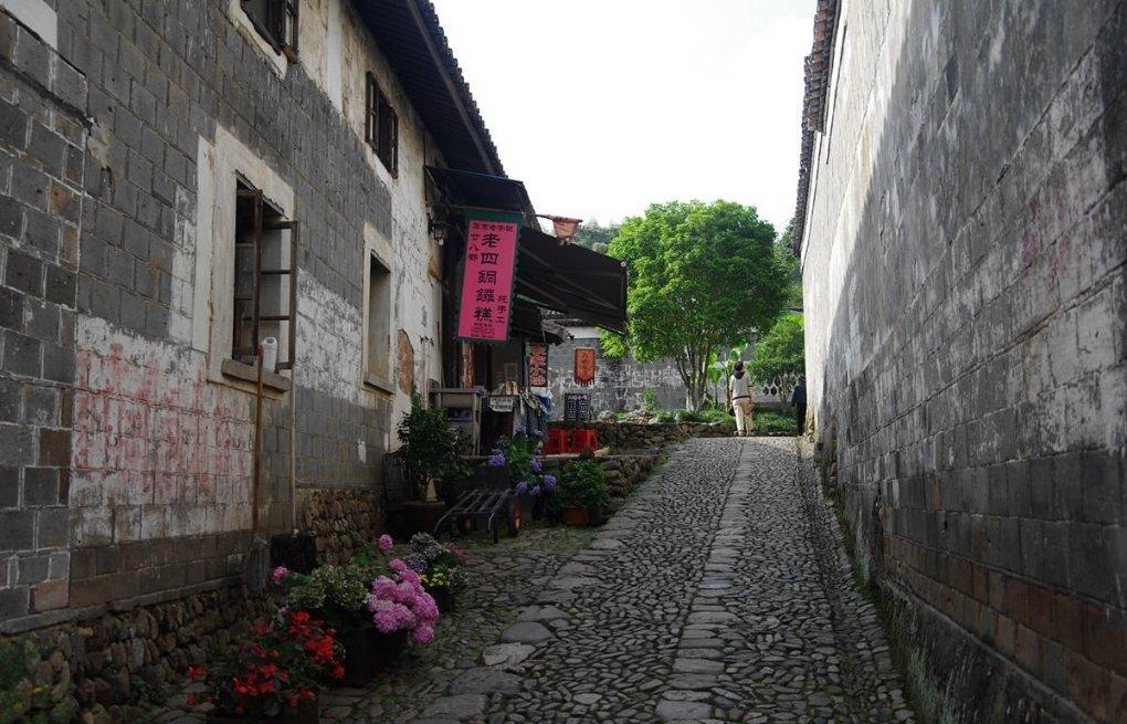 炮兵司令员宋承志正在办公,哨兵报告有人求见,将军想:他是谁?